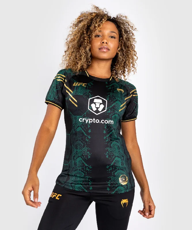 T-shirt Technique pour Femme UFC Adrenaline by Venum Authentic Fight Night - Emerald Edition - Vert/Noir/Or Ribbed Striped Patterned T-shirt Technique pour Femme UFC Adrenaline by Venum Authentic Fight Night - Emerald Edition - Vert/Noir/Or Ribbed Striped Patterned