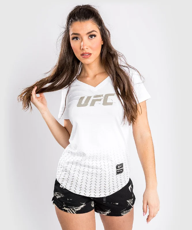 T-Shirt UFC Venum Authentic Fight Week 2.0 - Pour Femmes - Blanc Collared Crew Neck Turtle Neck T-Shirt UFC Venum Authentic Fight Week 2.0 - Pour Femmes - Blanc Collared Crew Neck Turtle Neck