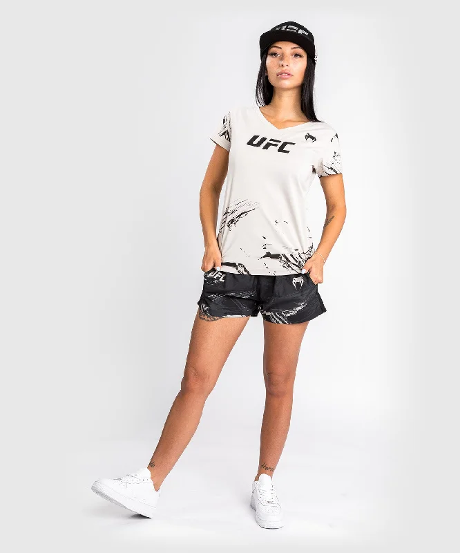 T-Shirt UFC Venum Authentic Fight Week 2.0 - Pour Femmes - Sable Mesh Blend Leather Blend Suede Blend T-Shirt UFC Venum Authentic Fight Week 2.0 - Pour Femmes - Sable Mesh Blend Leather Blend Suede Blend